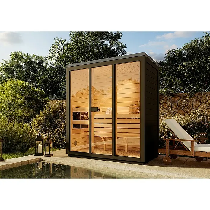 FinnTherm Saunahaus Kuuma M black - Elektroofen, L x B x H: 111 x 199 x 213 cm - Eine moderne Sauna mit Glasfront steht neben einem Pool und einem Liegestuhl im Garten. Entspannung pur mit diesem hochwertigen Produkt.