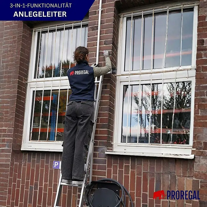 Sprossen-Mehrzweckleiter MULTISTEP mit Gerüstplattform 4-teilig Aluminiumleiter 4x5 Sprossen bis zu 5,7 m Höhe Traglast 150kg Arbeitsgerüst, Stehleiter & Anlegeleiter -  - Eine Person benutzt eine Anlegeleiter von PROREGAL, um an einem Gebäude zu arbeiten. Die Leiter bietet 3-in-1 Funktionalität.