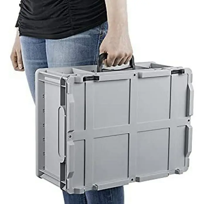 Proregal Euroboxen-Set 6x Eurobox NextGen Portable - Kunststoff, Grau, 6 Stk. - Person hält einen grauen, zusammenklappbaren Werkzeugkoffer mit schwarzem Griff. Ideal für Transport und Aufbewahrung.