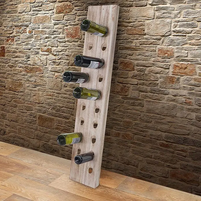 Berlinlodge Flaschenregal Rüttelbrett Weinregal für 20 Flaschen - Holz - Weinregal aus Holz mit sechs Flaschen. Das Regal lehnt an einer Steinwand und bietet eine stilvolle Aufbewahrung für Weinflaschen.