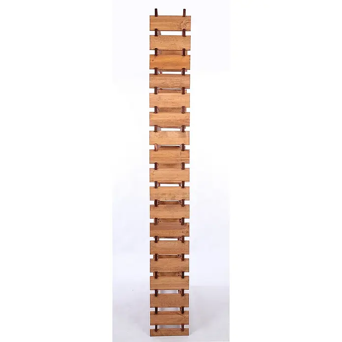 Proregal Flaschenregal Weinregal VINOTECA FLEX PRO für 180 Flaschen - L x B x H: 28 x 103 x 247 cm, Holz, Anzahl Böden: 18 Stk. - Ein vertikales Regal mit hölzernen Regalböden und dunklen Metallstangen, das rustikalen Charme und funktionale Aufbewahrung vereint.