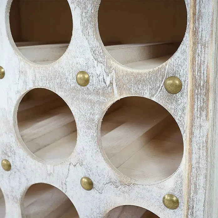 Berlinlodge Flaschenregal Weinregal mit Schublade und Truhe - Holz - Detailaufnahme eines rustikalen Weinregals aus hellem Holz mit runden Fächern und goldenen Ziernieten.
