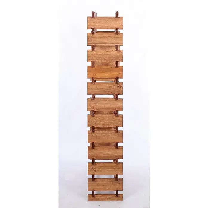 Proregal Flaschenregal Weinregal VINOTECA FLEX PRO für 96 Flaschen - L x B x H: 28 x 84 x 163 cm, Holz, Anzahl Böden: 12 Stk. - Eine Nahaufnahme eines Holzregals, das aus horizontalen Brettern und vertikalen Stützen besteht und ein rustikales und natürliches Aussehen hat.