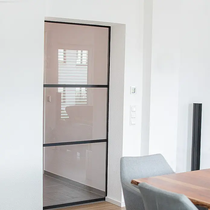 Inova Schiebetür-Komplettset Glasschiebetür ESG 880 x 2035 mm 3 Felder - 880 x 2.035 mm - Elegante Glastür mit schwarzem Rahmen, die modernes Design und Funktionalität in einem stilvollen Element vereint.