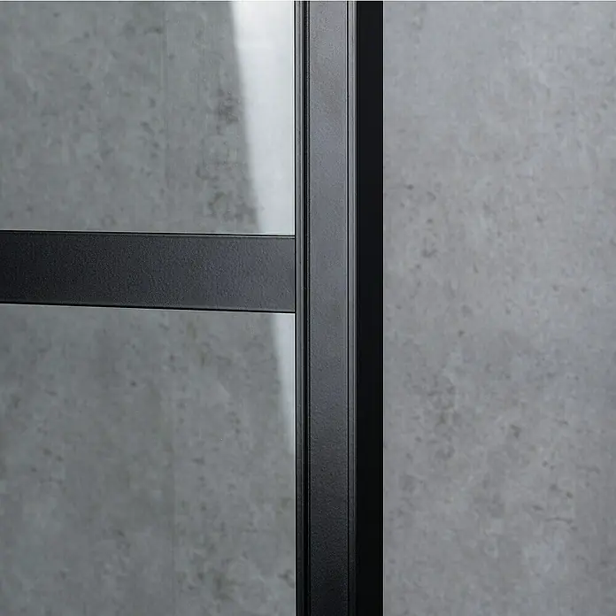 Inova Schiebetür-Komplettset Glasschiebetür ESG 880 x 2035 mm 3 Felder - 880 x 2.035 mm - Detailaufnahme einer modernen Duschkabine mit schwarzem Rahmen und klarem Glas vor einer grauen Wand. Elegantes Design für stilvolle Badezimmer.