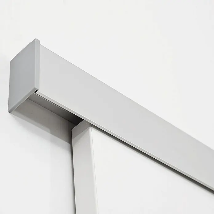 Inova Schiebetür-Komplettset Holz Komplettset Wildeiche mit Griffmuschel -  - Nahaufnahme einer modernen, grauen Schiebetürschiene, die an einer weißen Wand befestigt ist und ein elegantes Designelement darstellt.