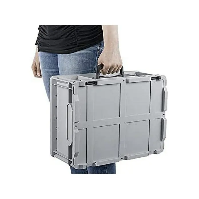 Proregal Euroboxen-Set 5x Eurobox NextGen Portable - Kunststoff, Grau, 5 Stk. - Eine Person trägt eine graue, zusammenklappbare Transportbox mit schwarzem Griff. Ideal für den Transport von Gegenständen und zur Aufbewahrung.