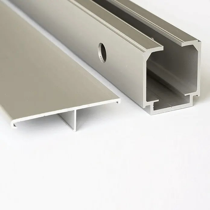 Inova Schiebetür-Komplettset Holz Komplettset Wildeiche mit Quadratgriff - 755 x 2.035 mm - Detailaufnahme eines Aluminiumprofils und einer Abdeckung, die die präzise Verarbeitung und das Design der Metallkomponenten zeigt.