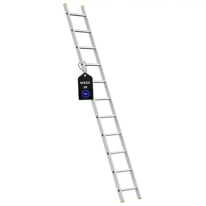 Proregal Anlegeleiter ATLAS - Anzahl Tritte: 11 Stk., Arbeitshöhe: 3.980 mm, Belastbarkeit: 150 kg, Aluminium - Eine Aluminium-Leiter mit einem Etikett "Hergestellt in der EU", das an einer Sprosse befestigt ist. Ideal für Bau- und Renovierungsarbeiten.