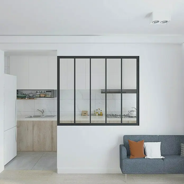Inova Aluminiumfenster Loft Innenfenster Glas - 1.530 x 1.300 mm - Modernes Wohnzimmer mit Blick durch ein dunkles Fenster in eine minimalistische Küche. Gemütliches, blaues Sofa mit Kissen im Vordergrund.
