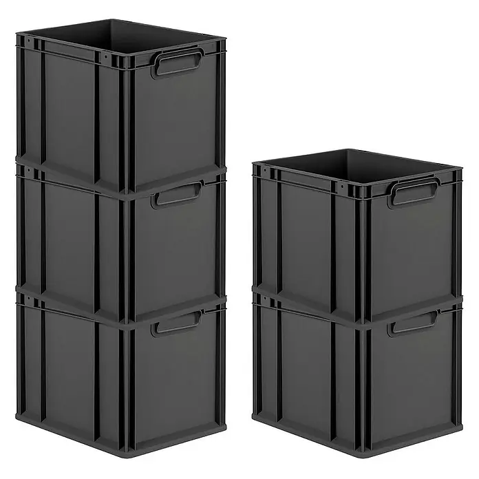 Proregal Euroboxen-Set 5x Eurobox NextGen Grip - Kunststoff, Schwarz, 5 Stk. - Zwei Stapel schwarzer Kunststoffkisten, der linke Stapel mit drei Kisten und der rechte Stapel mit zwei Kisten.