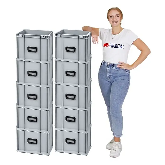 Proregal Euroboxen-Set 10x Eurobox NextGen Portable Uno - L x B x H: 40 x 30 x 32 cm, Kunststoff, Grau, 10 Stk. - Bild von zwei Stapeln grauer Proregal-Aufbewahrungsboxen aus Kunststoff mit Griffen, wobei ein Model daneben steht.
