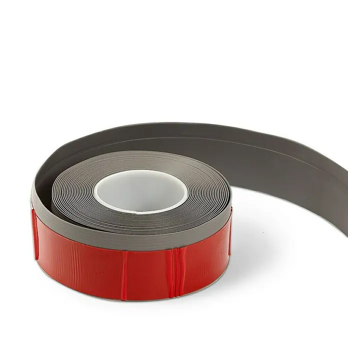 Floordirekt Sockelleiste Oslo Grau 50 x 15 mm - 15 m - PVC - Ein Rollenbild von grauem, selbstklebendem Dichtungsband, das für verschiedene Abdichtungsanwendungen geeignet ist.