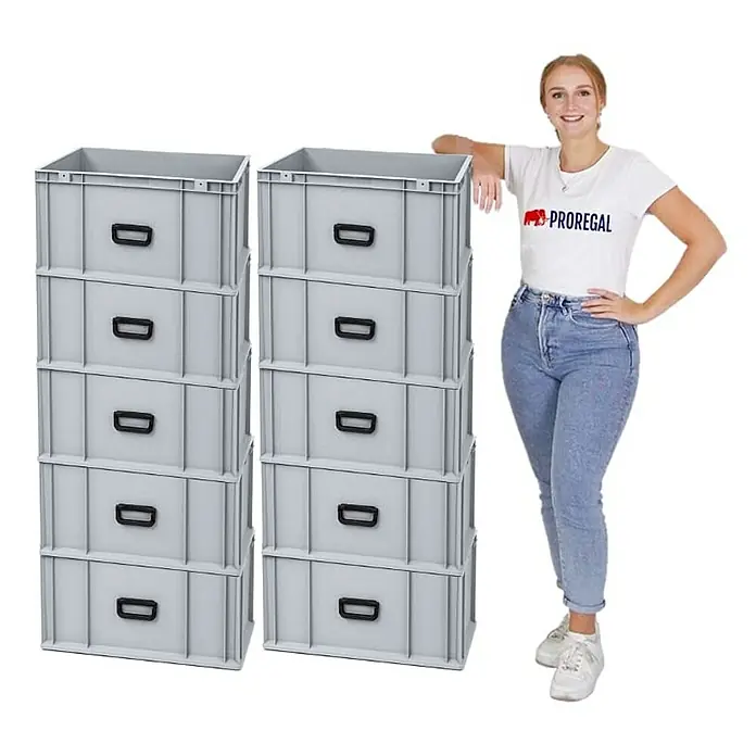 Proregal Euroboxen-Set 10x Eurobox NextGen Portable Uno - L x B x H: 60 x 40 x 32 cm, Kunststoff, Grau, 10 Stk. - Zwei Stapel grauer Proregal-Lagerboxen mit Griffen, daneben eine Frau mit einem Proregal-T-Shirt.