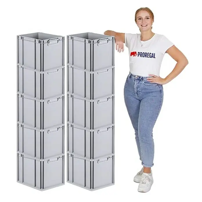 Proregal Euroboxen-Set 10x Eurobox NextGen Grip - Kunststoff, Grau, 10 Stk. - Das Bild zeigt zwei Stapelboxen aus Kunststoff neben einer Frau, die ein T-Shirt mit dem Aufdruck "PROREGAL" trägt.