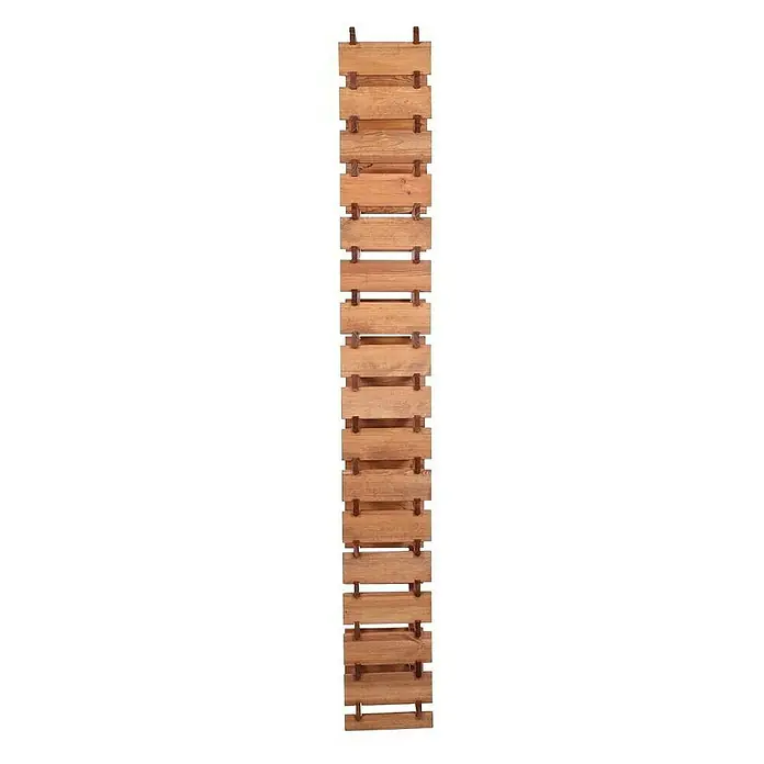 Proregal Flaschenregal Weinregal VINOTECA FLEX PRO für 68 Flaschen - L x B x H: 28 x 46 x 233 cm, Holz, Anzahl Böden: 17 Stk. - Eine lange Fußmatte aus Holz, die aus vielen kleinen, rechteckigen Holzstücken besteht, die mit dunkleren Holzstücken verbunden sind.