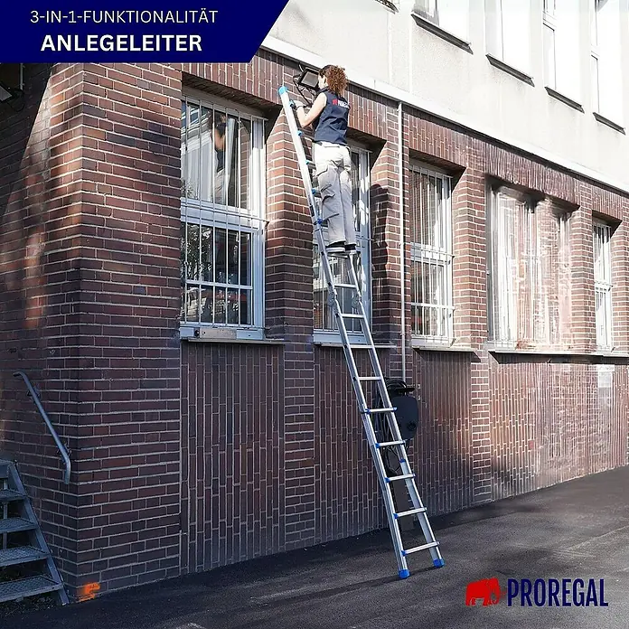 Proregal Mehrzweckleiter APOLLO 3-in-1 - Anzahl Tritte: 20 Stk., Arbeitshöhe: 6.500 mm, Belastbarkeit: 150 kg, Aluminium - Eine Frau benutzt eine Aluleiter, die an eine Backsteinmauer gelehnt ist. Im Vordergrund ist das Logo von PROREGAL zu sehen.