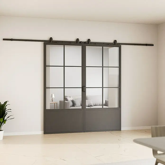 Inova Schiebetür-Komplettset Lofttür Komplettset Stahl Doppelflügelig - 1.760 x 2.035 mm - Zwei graue Glasschiebetüren mit schwarzen Rahmen und einem schwarzen Schiebesystem vor einer hellen Wand.
