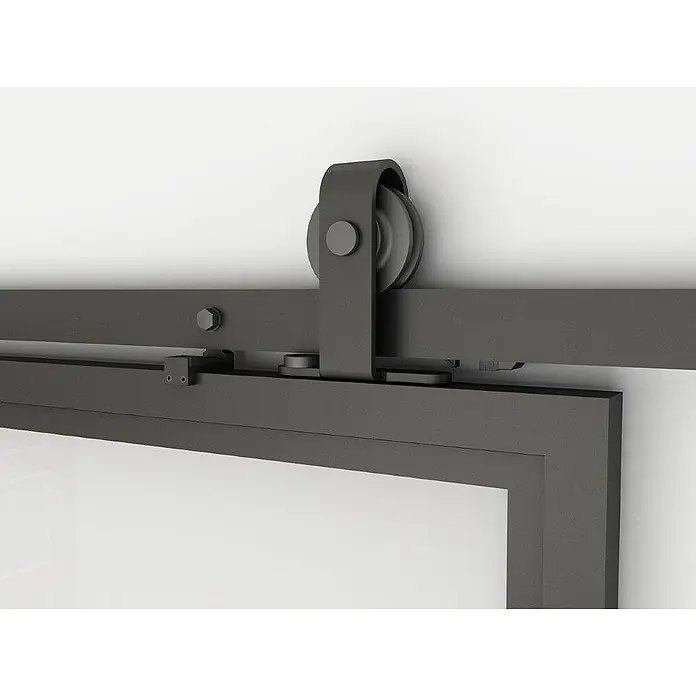 Inova Schiebetür-Komplettset Lofttür Komplettset Stahl Doppelflügelig - 1.760 x 2.035 mm - Nahaufnahme eines schwarzen Schiebetürbeschlags an einer weißen Wand, der die Mechanik und das Design des Systems hervorhebt.