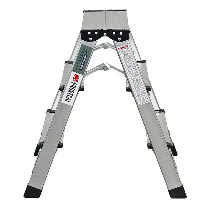 Proregal Doppel-Klapptritt APOLLO - Anzahl Tritte: 6 Stk., Arbeitshöhe: 2.000 mm, Belastbarkeit: 150 kg, Aluminium - Bild einer silbernen PROREGAL Trittleiter mit schwarzen Details vor einem weißen Hintergrund.