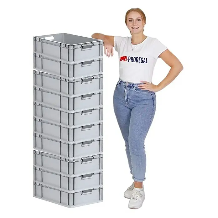 Proregal Eurobox Eurobox NextGen Grip - L x B x H: 60 x 40 x 17 cm, Kunststoff, Grau - Ein Stapel von acht grauen Proregal-Lagerkästen, daneben eine Frau, die sich an den Stapel lehnt.