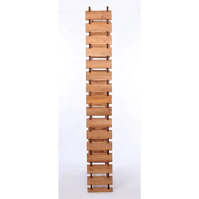 Proregal Flaschenregal Weinregal VINOTECA FLEX PRO für 128 Flaschen - L x B x H: 28 x 84 x 219 cm, Holz, Anzahl Böden: 16 Stk. - Detailansicht eines vertikalen Holzregals mit warmen Farbtönen, das rustikale Elemente und natürliche Maserung hervorhebt.