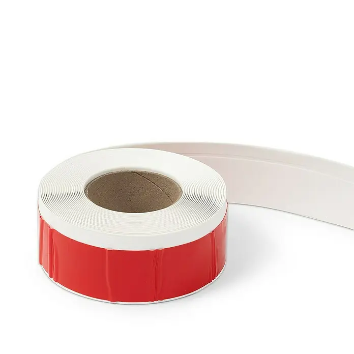 Floordirekt Sockelleiste Oslo Weiß 50 x 15 mm - 15 m - PVC - Ein rotes und weißes Etikettenband, aufgerollt und bereit zur Verwendung für Organisation und Kennzeichnung im Büro oder zu Hause.