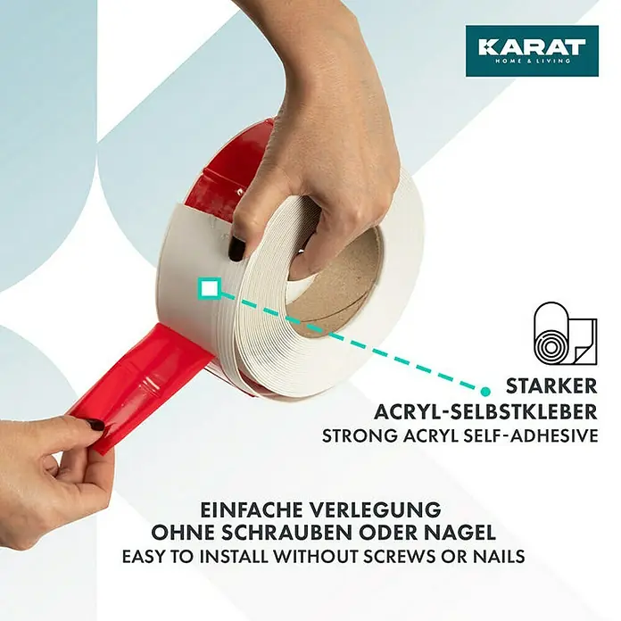 Floordirekt Sockelleiste Oslo Weiß 50 x 15 mm - 15 m - PVC - Nahaufnahme eines starken Acryl-Selbstklebebands von Karat Home & Living, das eine einfache und nagellose Installation ermöglicht.