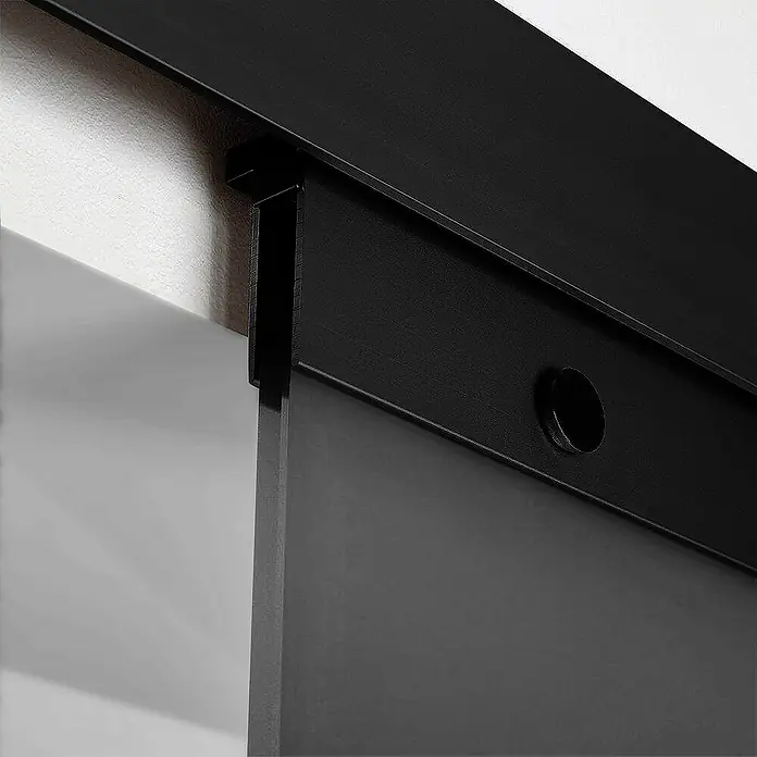 Inova Schiebetür-Komplettset Glas Komplettset vollsatiniert Grauglas schwarz mit Stabgriff - 900 x 2.035 mm - Detailaufnahme einer schwarzen Schiebetür mit Beschlägen. Das Design ist modern und minimalistisch gehalten.