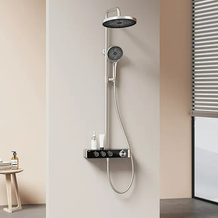 Emke Duschsystem Einstellbare Wassermenge F28 - Mit Thermostatarmatur, Lochabstand: 119 cm, Anzahl Strahlarten: 3 Stk., Chrom - Diese Aufnahme zeigt ein modernes Duschsystem mit Regendusche, Handbrause und Ablagefläche für Pflegeprodukte.