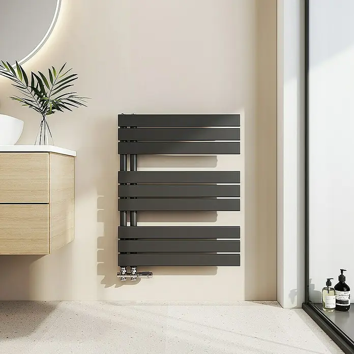Emke Badheizkörper Flachrohr Handtuchwärmer Heatra - B x H: 60 x 76,2 cm, Schwarz - Abgebildeter, moderner, anthrazitfarbener Handtuchwärmer, der eine elegante und praktische Ergänzung für jedes Badezimmer darstellt.