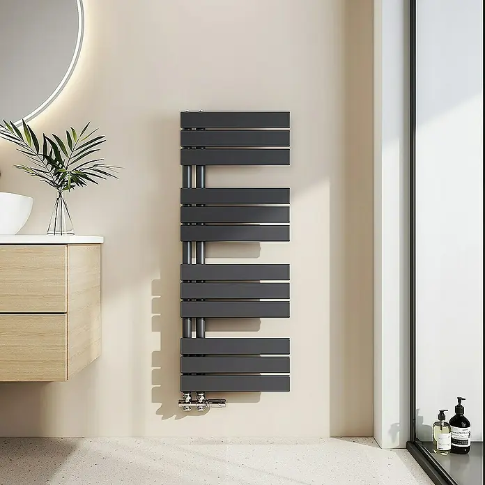 Emke Badheizkörper Flachrohr Handtuchwärmer Heatra - B x H: 40 x 104,1 cm, Anthrazit - Modern aussehender, beheizbarer Handtuchhalter in einem Badezimmer.