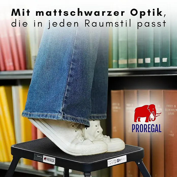 Proregal Klapptritt Tritthocker klappbar - Anzahl Tritte: 1 Stk., Arbeitshöhe: 1.700 mm, Belastbarkeit: 150 kg, Stahl - Eine Person steht auf einem schwarzen Proregal Tritthocker mit dem Text "Mit mattschwarzer Optik, die in jeden Raumstil passt".