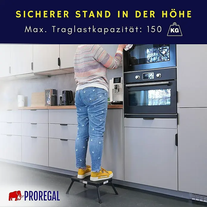 Proregal Klapptritt Tritthocker klappbar - Anzahl Tritte: 1 Stk., Arbeitshöhe: 1.700 mm, Belastbarkeit: 150 kg, Stahl - Frau steht auf einem sicheren Tritthocker von PROREGAL, um die Höhe in der Küche zu erreichen.