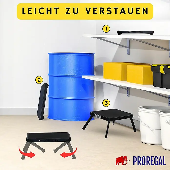 Proregal Klapptritt Tritthocker klappbar - Anzahl Tritte: 1 Stk., Arbeitshöhe: 1.700 mm, Belastbarkeit: 150 kg, Stahl - Das Bild zeigt einen klappbaren Tritthocker von Proregal, der leicht zu verstauen ist. Er ist auf einem Regal, an einer Tonne und aufgeklappt zu sehen.