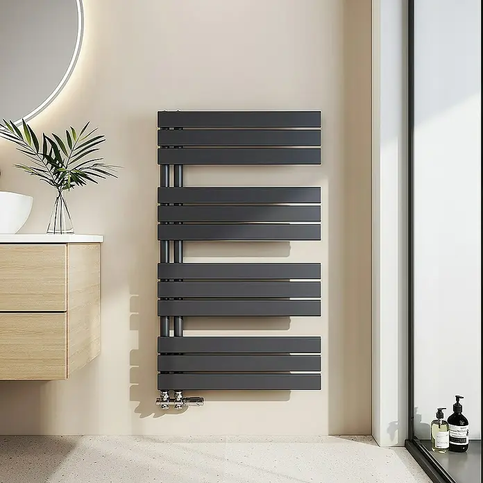 Emke Badheizkörper Flachrohr Handtuchwärmer Heatra - B x H: 60 x 104,1 cm, Anthrazit - Ein moderner, grauer Handtuchwärmer mit horizontalen Heizstäben ist an einer Badezimmerwand montiert. Elegantes Design für wohlige Wärme.