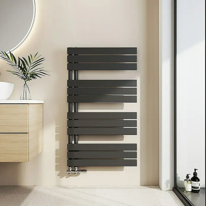 Emke Badheizkörper Flachrohr Handtuchwärmer Heatra - B x H: 60 x 104,1 cm, Schwarz - Ein moderner, schwarzer Handtuchwärmer im Badezimmer, der Funktionalität und elegantes Design vereint. Perfekt für warme Handtücher.