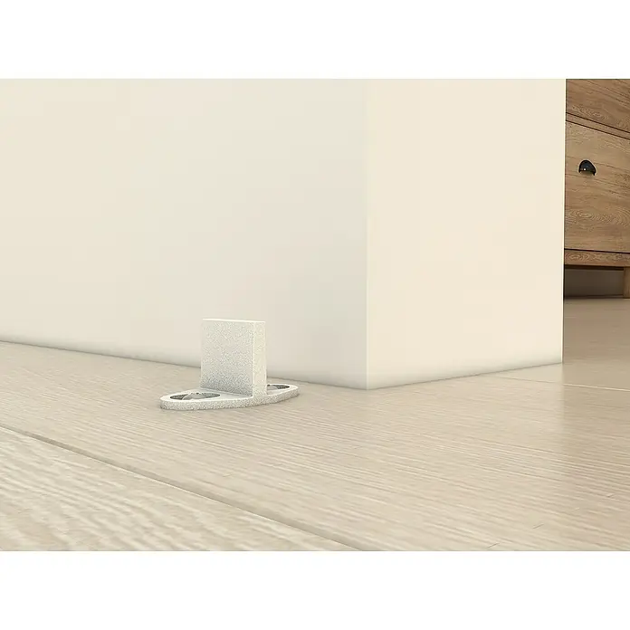 Inova Schiebetür-Komplettset Stahl Loft Klarglas Komplettset 6 Felder Kickplatte weiß inkl. Softclose -  - Nahaufnahme eines silbernen Türstoppers, der an einer Wand auf einem Holzboden befestigt ist und Türen vor Beschädigungen schützt.