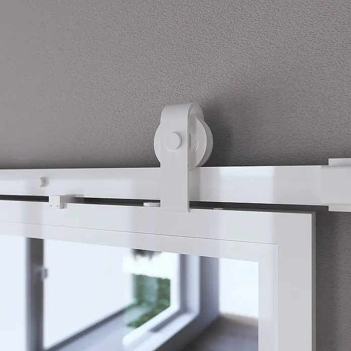 Inova Schiebetür-Komplettset Stahl Loft Klarglas Komplettset 6 Felder Kickplatte weiß inkl. Softclose -  - Detailaufnahme einer weißen Schiebetür mit Beschlägen. Die Tür hängt an einer Schiene an der Wand und gleitet sanft zur Seite.