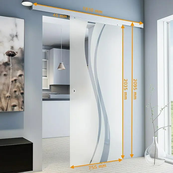 Inova Schiebetür-Komplettset Glas Komplettset wellenförmig mit Griffmuschel - 755 x 2.035 mm - Bild einer Glasschiebetür mit Dekor, die in einem modernen Wohnraum installiert ist. Die Tür hat Maße von 2035 mm Höhe und 755 mm Breite.
