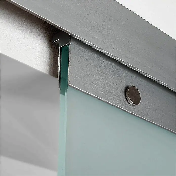 Inova Schiebetür-Komplettset Glas Komplettset wellenförmig mit Griffmuschel - 755 x 2.035 mm - Detailaufnahme einer modernen Glasschiebetür mit Metallschiene, die Eleganz und Funktionalität vereint.