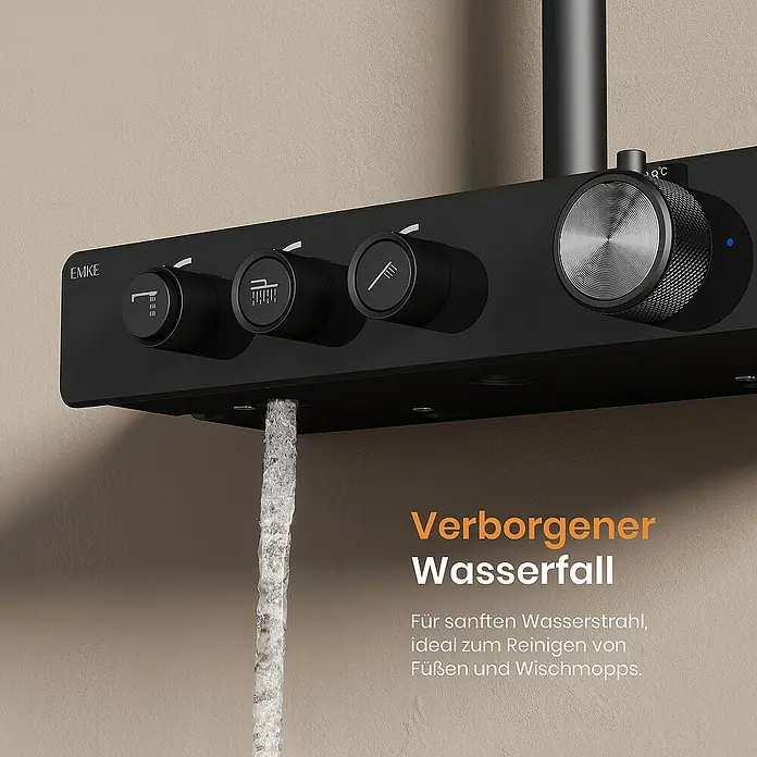 Emke Duschsystem Einstellbare Wassermenge F28 - Mit Thermostatarmatur, Lochabstand: 119 cm, Anzahl Strahlarten: 3 Stk., Schwarz - Nahaufnahme eines schwarzen EMKE Wasserfall-Duschsystems mit Bedienelementen und fließendem Wasser.