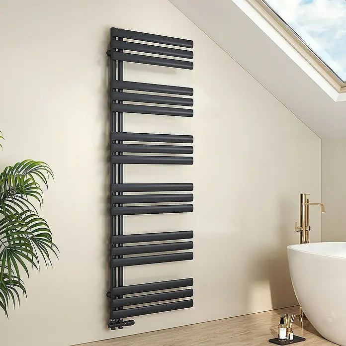 Emke Badheizkörper Elliptische Röhre Ignia SFTR4 - B x H: 60 x 174 cm, Anthrazit - Elegantes Badezimmer mit einem modernen, schwarzen Handtuchwärmer, der an der Wand montiert ist und für warme Handtücher sorgt.