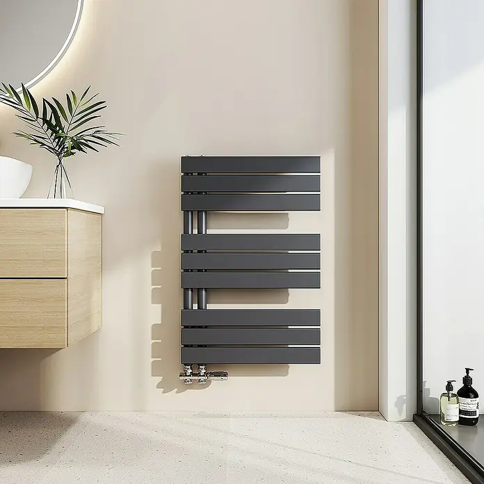 Emke Badheizkörper Flachrohr Handtuchwärmer Heatra - B x H: 50 x 76,2 cm, Anthrazit - Ein stilvoller, anthrazitfarbener Handtuchwärmer mit horizontalen Heizstäben und minimalistischem Design für moderne Badezimmer.