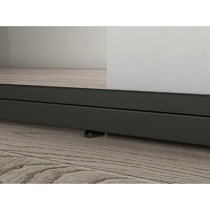 Inova Schiebetür-Komplettset Lofttür Komplettset Stahl Doppelflügelig - 2.050 x 2.200 mm - Nahaufnahme eines grauen Schiebetürrahmens auf einem Holzboden, der die schlichte Eleganz und Funktionalität des Designs hervorhebt.