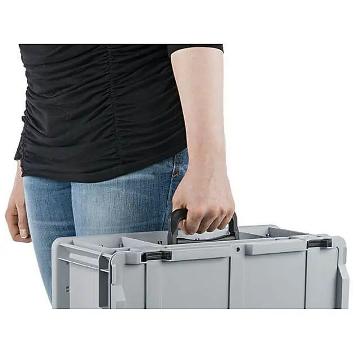 Proregal Euroboxen-Set 5x Eurobox NextGen Portable - Kunststoff, Grau, 5 Stk. - Person trägt einen grauen Sortierkasten mit schwarzem Griff. Praktischer Behälter zur Organisation.