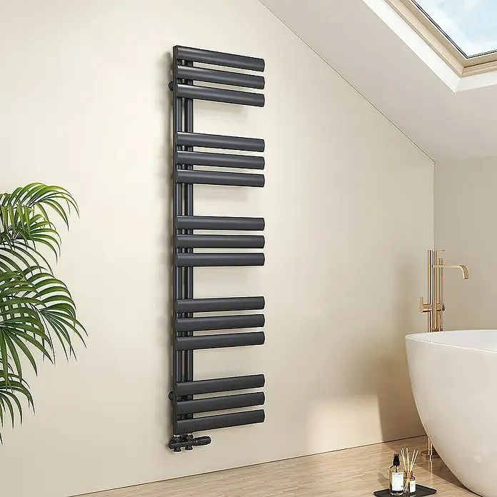 Emke Badheizkörper Elliptische Röhre Ignia SFTR4 - B x H: 40 x 143 cm, Anthrazit - Stilvoller, schwarzer Handtuchwärmer im modernen Badezimmer. Das Design ist minimalistisch und funktional für ein luxuriöses Ambiente.