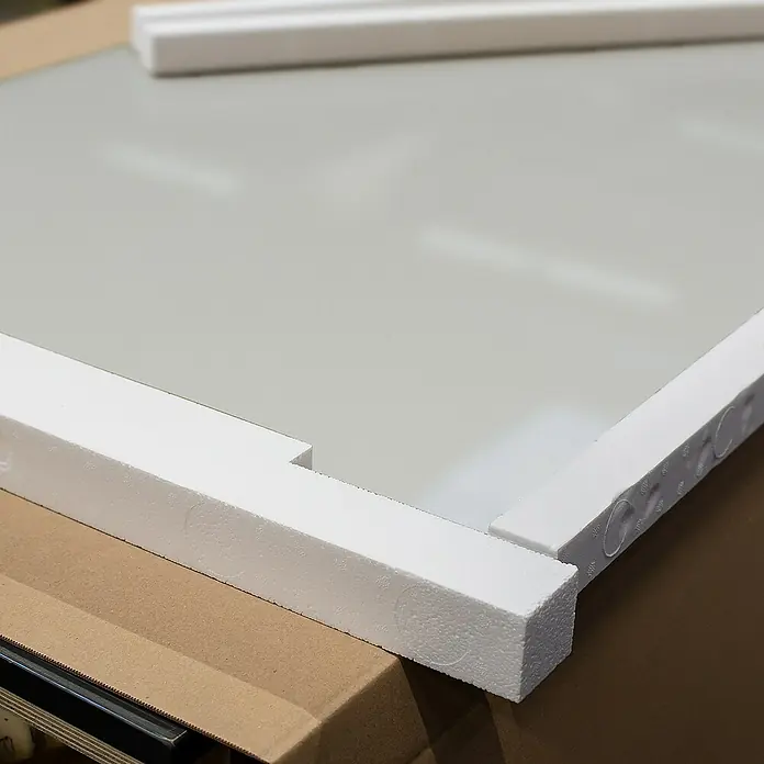 Inova Schiebetür-Komplettset Glasschiebetür ESG G teil satiniert 755 x 2035 mm - 755 x 2.035 mm - Nahaufnahme einer sicheren Verpackung mit Styropor zum Schutz eines Artikels vor Beschädigungen während des Transports.