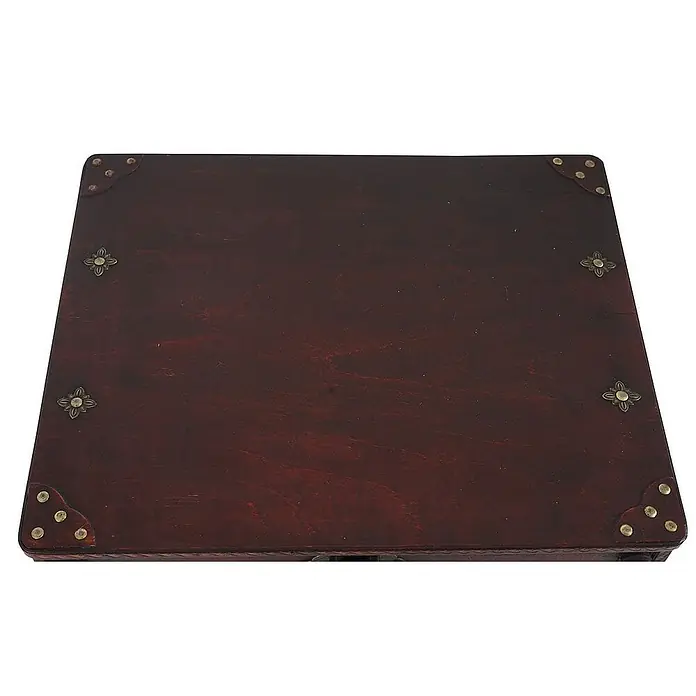 Berlinlodge Flaschenregal Weinregal mit Schublade und Truhe - L x B x H: 38 x 46 x 94 cm, Holz - Nahaufnahme einer verzierten, rotbraunen Holzschatulle, ideal als dekoratives Aufbewahrungsobjekt.