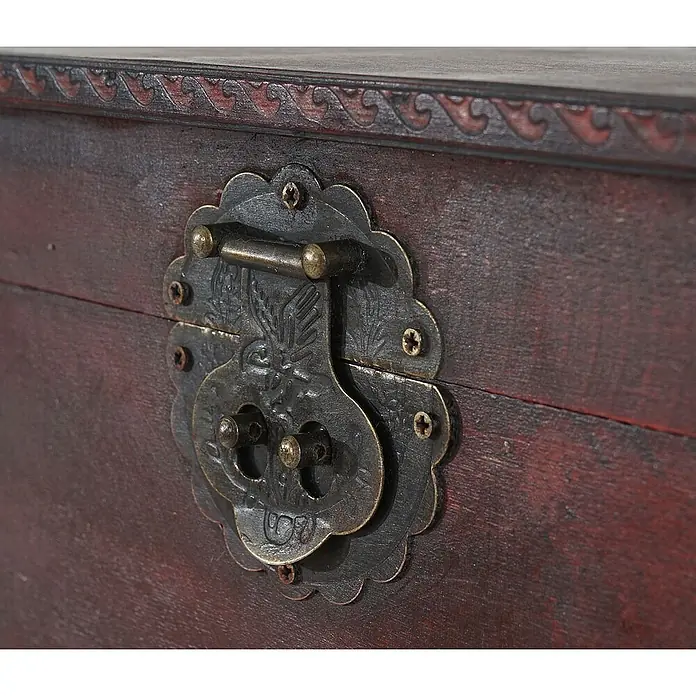 Berlinlodge Flaschenregal Weinregal mit Schublade und Truhe - L x B x H: 38 x 46 x 94 cm, Holz - Nahaufnahme eines verzierten Holzschranks mit Metallverschluss.